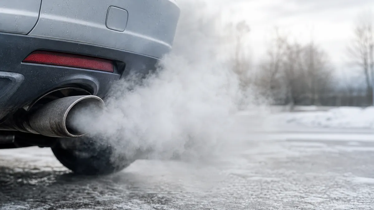 Pourquoi ma voiture fume blanc ? Diagnostic et solutions